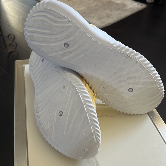 Danskin Women's Everlasting Scalloped Sneaker, Sz. 8 NEW W/O Box - Picture 10 of 10